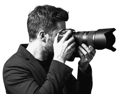 Investigatore privato che scatta una foto con una macchina fotografica professionale e teleobiettivo