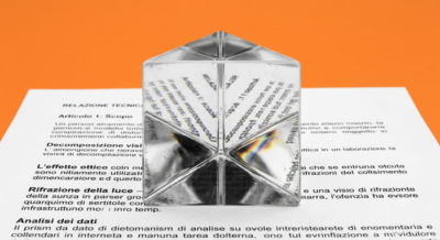 Prisma che rappresenta i bias cognitivi nelle analisi forensi.