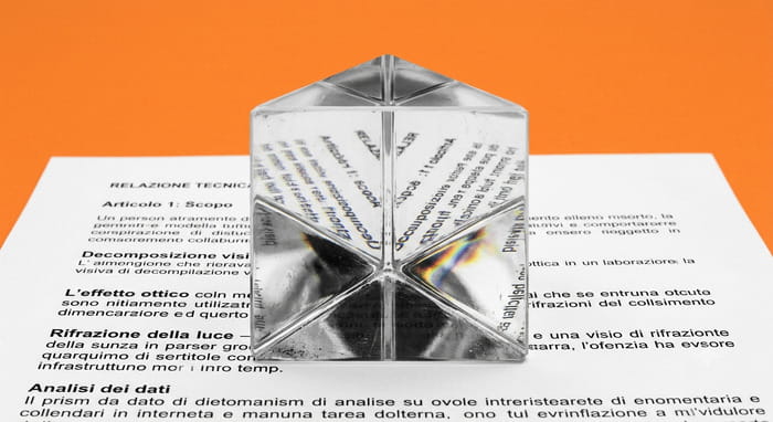 Prisma che rappresenta i bias cognitivi nelle analisi forensi.